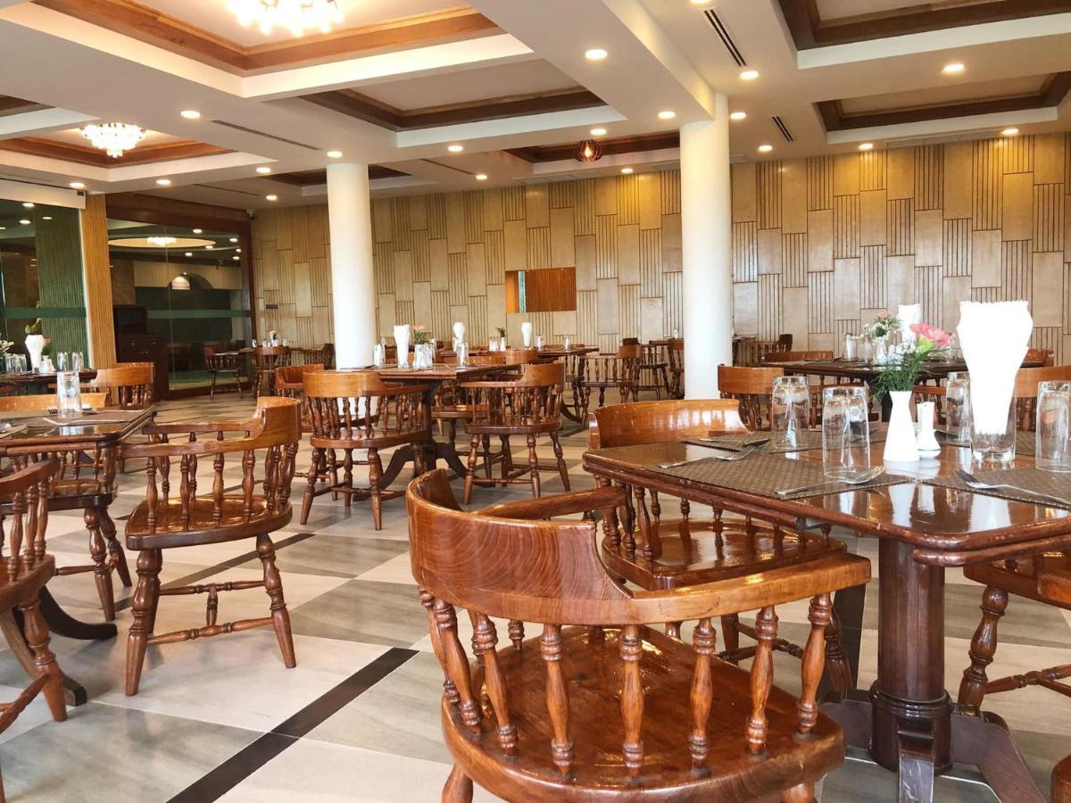 Pinehurst Golf Club And Hotel Pathum Thani Esterno foto