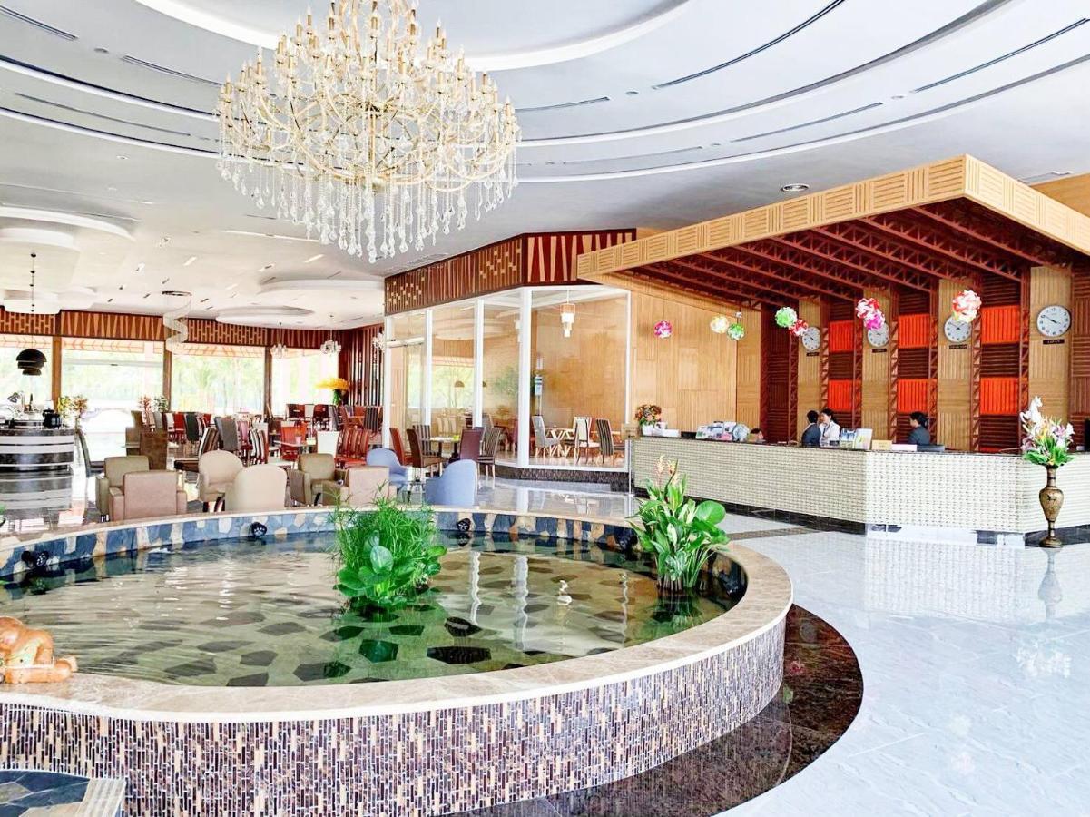 Pinehurst Golf Club And Hotel Pathum Thani Esterno foto