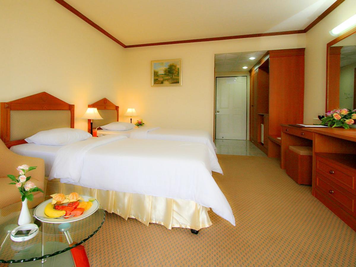 Pinehurst Golf Club And Hotel Pathum Thani Esterno foto