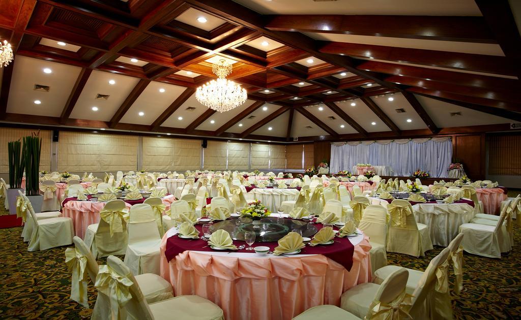 Pinehurst Golf Club And Hotel Pathum Thani Esterno foto